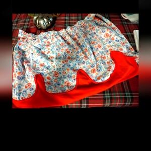 Floral vintage Apron with Red Accents in excellent condition